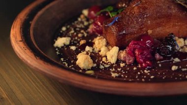 Ballı kek ve krem şanti, nane ve böğürtlen bu tatlının temeli..