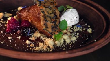 Bu tatlının ana malzemeleri ballı kek, krem şanti, nane ve böğürtlendir..