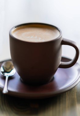 Çamur bardakta çay tabağı köpüklü kahve içilir..