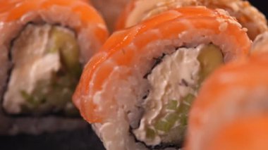 Somon, yumuşak peynir, salatalık ve karidesli suşiye odaklanıyoruz..