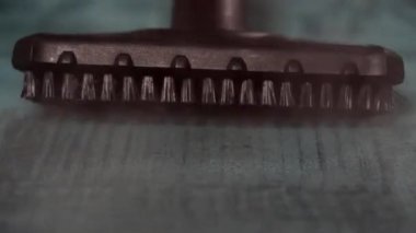 Buhar jeneratörü fırçası kanepelerin tekstil döşemelerini temizlemek için kullanılır..