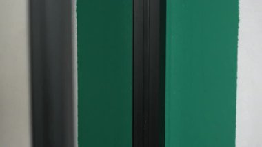 Cam sandviç paneli tamamen açıldığında kapatma işlemi.