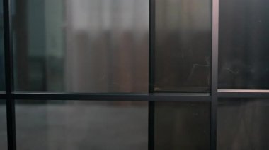 Black Metal profilinden yapılmış üç bölümden oluşan sürgülü cam kapıları açma işlemi.