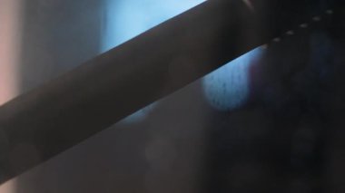 Duş camı, kalan tüm suyu temizleyen plastik bir cila ile temizlenmiş..