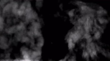 Siyah arkaplanda tuhaf bir dokuya sahip duman hızla yükseliyor..