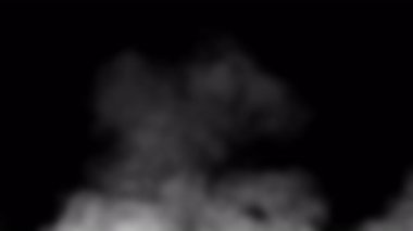 Karanlık bir arka planda, titreyen buhar yumuşak odak içinde yükselir..