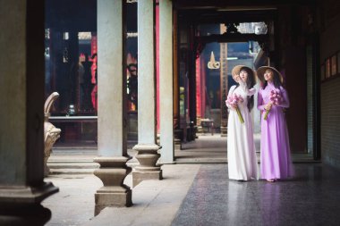 Vietnamlı güzel Vietnamlı kadın Ao Dai beyaz geleneksel Vietnam elbisesi, Ho Chi Minh şehri Vietnam