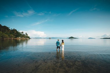 Romantik orta yaşlı çift güzel kumsalın tadını çıkarıyor.