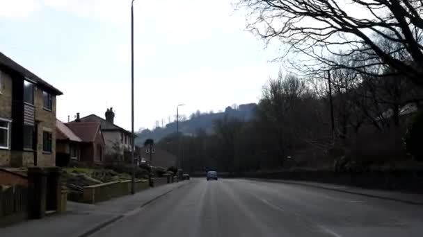 車のフロントガラス イギリスの西ヨークシャー州のウォルズデン村でA6033ロチェスターデール道路を運転フロントガラスビュー スローモーション — ストック動画