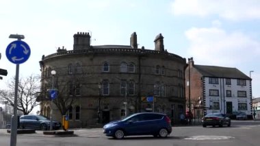 Little LeBOROUGH, İngiltere, BİRLİK KINGDOM - 20 Mart 2022: Littleborough 'un merkezinden geçmek Rochdale Metropolitan Borough, Manchester' da bir kasaba,.