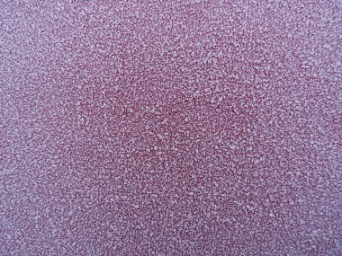 Kırmızı arkaplanda desenli beyaz don tanecikleri.