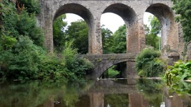 Yazın Goyt nehri üzerindeki New Mills Tepesi Ulusal Parkı 'ndaki Union Road Köprüsü. Weir' dan önce alçak açılı görüş açısı..