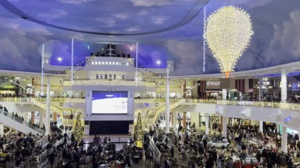 曼彻斯特郡 英格兰 2022年12月26日 在欧洲最大的食品购物中心特拉福德中心 挤满了人的东方食品广场 那里有巨大的广告屏风 上面装饰着发光的热气球 — 图库视频影像