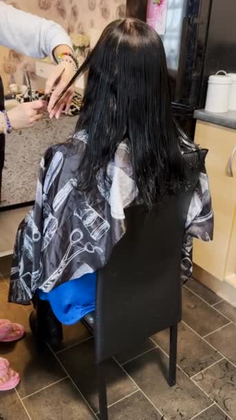 Вертикальне Відео Перукаря Укорочує Волосся Невпізнаваної Жінки Робота Дому — стокове відео