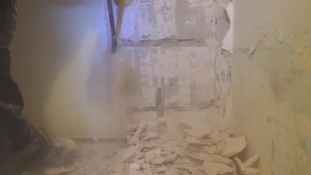 실내에서 작업하는 근로자들 도구를 사용하여 석고를 벽에서 제거하는 먼지를 만들어 — 비디오