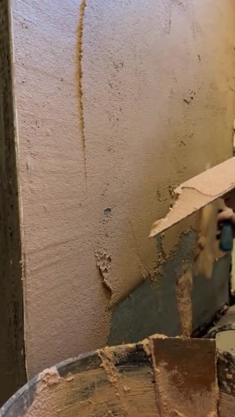 Alçıcının Ellerinin Mala Şahin Kaplama Duvarını Tutarken Dikey Kamerası Görüntüsü — Stok video