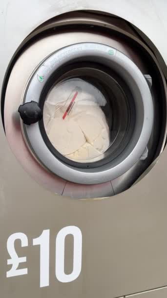 Selbstbedienungswaschsalon Oder Waschsalon Freien Mit Britischen Pfund Preisschild Der Waschphase — Stockvideo