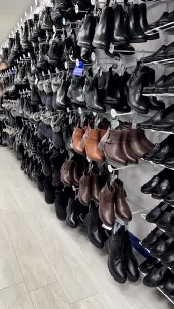 Vertikale Aufnahme Von Damenstiefeln Die Schuhgeschäften Oder Kaufhäusern Ausgestellt Werden — Stockvideo