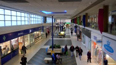 MANCHESTER, İngiltere, BİRLİK KINGDOM - 29.03.2023: Stretford alışveriş merkezindeki insanların yüksek açılı görüntüsü.