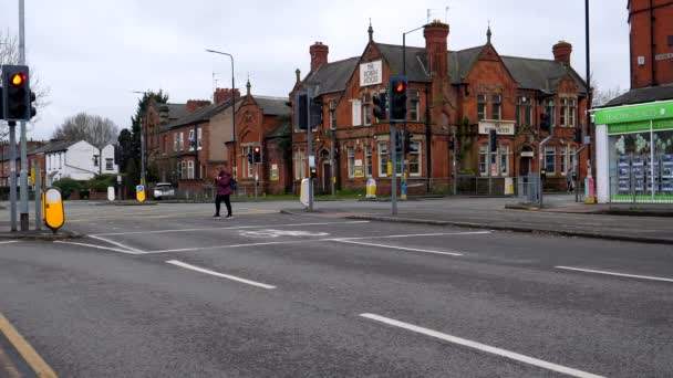 Manchester Inglaterra Reino Unido 2023 Mujer Cruzando Calle Semáforo Barton — Vídeo de stock