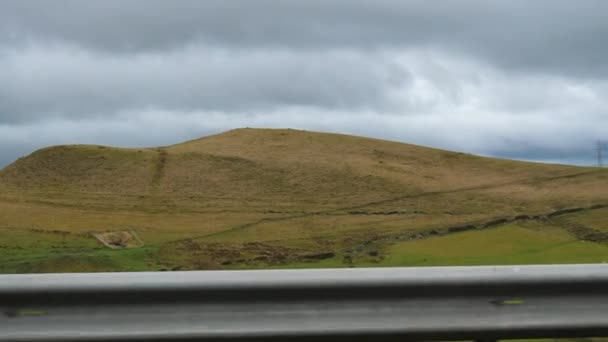 イングランドで最も高い高速道路であるM62高速道路を運転するペニン山脈の風景の車側ウィンドウビュー — ストック動画
