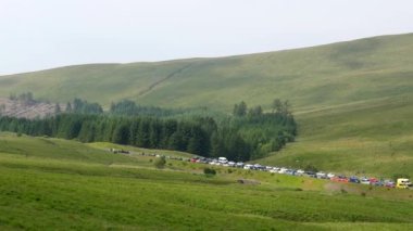 A470 yolunun kenarına ve popüler rotanın başındaki Pont ar Daf otoparkından Güney Galler 'deki Brecon Beacons Ulusal Parkı' ndaki Pen y Fan zirvesine park etmiş birçok aracın el kamerasıyla çekilmiş görüntüler..