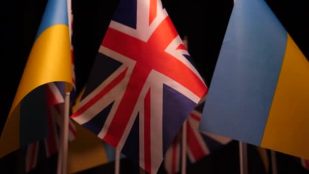 Närbild Grupp Roterande Nationella Brittiska Unionen Jack Och Ukrainska Flaggor — Stockvideo