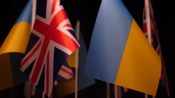 Närbild Grupp Flaggor Storbritannien Och Ukraina Mot Mörk Bakgrund Rör — Stockvideo