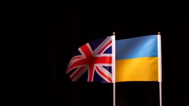 Ukraina Och Storbritannien Förenade Kungarikets Nationella Flaggor Viftar Långsamt Mot — Stockvideo