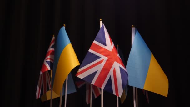 Cirkeln Brittiska Och Ukrainska Flaggor Rör Sig Långsamt Mot Mörk — Stockvideo