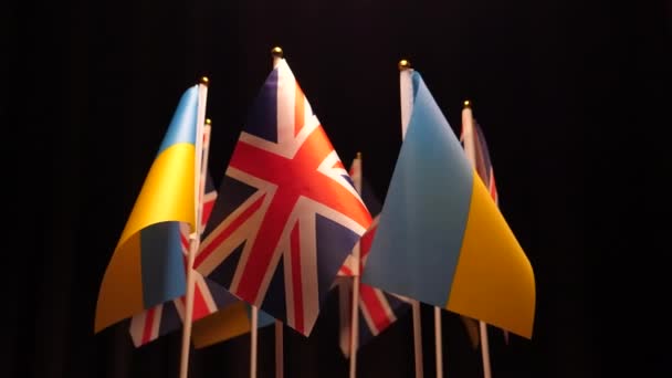 Grupp Ukraina Och Storbritannien Flaggor Roterar Mot Svart Bakgrund Eurovision — Stockvideo