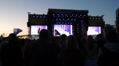 Finlandiya taraftarları, İngiltere 'nin Liverpool kentinde Kaarija tarafından seslendirilen Eurovision Şarkı Yarışması performans şarkısı sırasında büyük sahne önünde Fin bayrakları sallıyorlar..