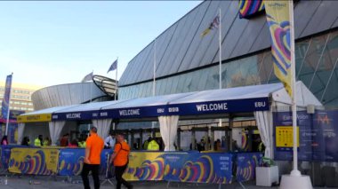 LiVERPOOL, ENGLAND, UNITED KINGDOM - 05.09.2023: 67. Eurovision Şarkı Yarışması Ukrayna adına Birleşik Krallık 'ta düzenlendi. Eurovision salon girişinde bilet ve güvenlik kontrolünden geçen insanlar.