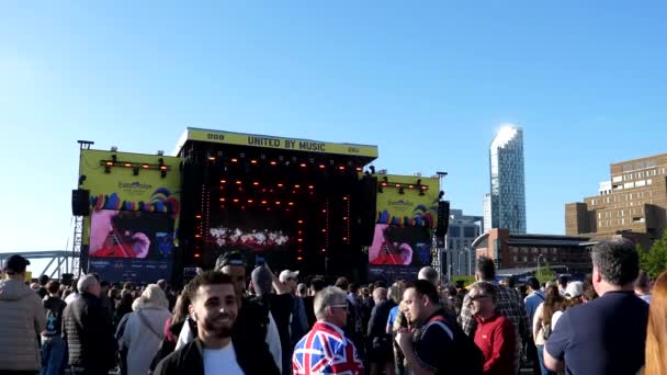 Gente Viendo Gratis Inglés Concierto Ópera Nacional Aire Libre Liverpool — Vídeo de stock