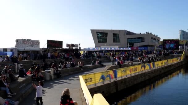 英国英格兰利弗波多 2023 人们在城市海滨的运河边平台上放松下来 购买街头食品 在大银幕上观看免费音乐会 拍摄镜头 — 图库视频影像