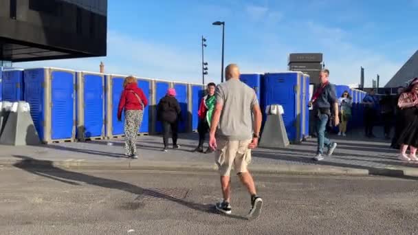 Människor Turister Som Använder Portabla Offentliga Toaletter Staden Handhållen Kamera — Stockvideo