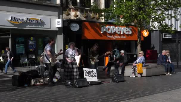 Liverpool Band Paint Colour Pmic Met Zangeres Liverpool Downtown Street — Stockvideo