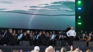 Liverpool, İngiltere. Genç bir kadın ve son sınıf öğrencisi, İngiliz Ulusal Opera korosu ve orkestrasının önünde sahnede dans ediyor..