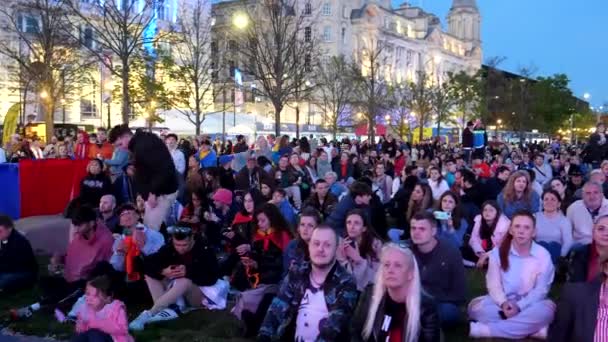 Liverpool England Reino Unido 2023 Multidão Pessoas Fãs Festival Eurovisão — Vídeo de Stock