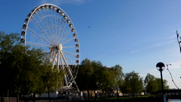 Ferris Observation Wheel Spinning Blue Sky Liverpool City Ηνωμένο Βασίλειο — Αρχείο Βίντεο