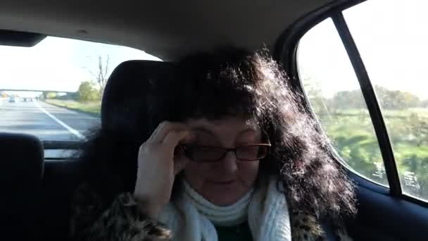 Vacker Mogen Med Långt Lockigt Hår Kvinna Bär Glasögon Talar — Stockvideo