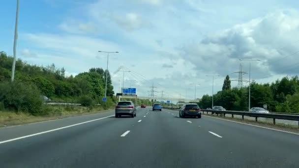 車の観点 M60高速道路でのPov運転 マンチェスター周辺の環状道路 歩行者用橋と素敵な夏の日に電力線の下で英国 — ストック動画