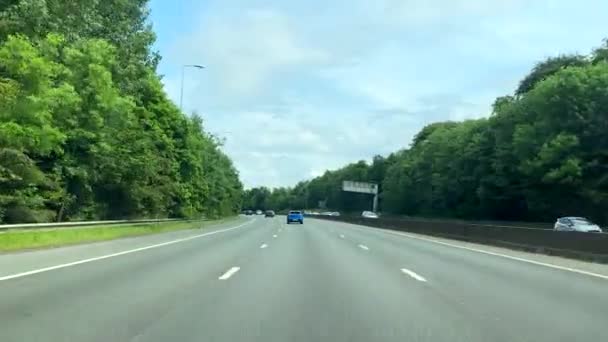 夏のグレーターマンチェスター ストックポートタウン近くのM60高速道路を運転する車のフロントウィンドウビュー — ストック動画