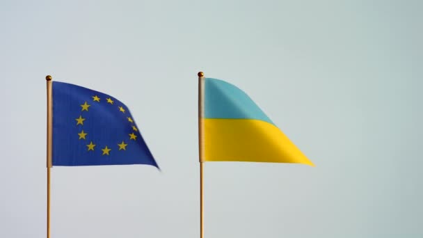 Μεμονωμένες Σημαίες Της Ευρωπαϊκής Ένωσης Και Της Ουκρανίας Κυματίζουν Λευκό — Αρχείο Βίντεο