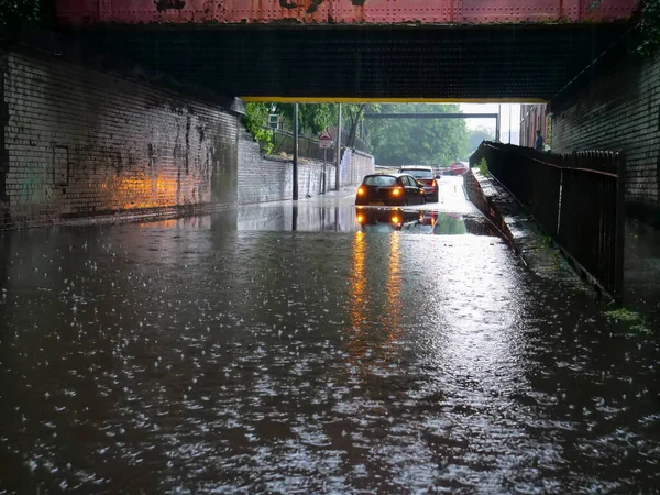 Две Машины Застряли Затопленной Воде Низким Мостом Улице Солфорд Сити Стоковое Фото