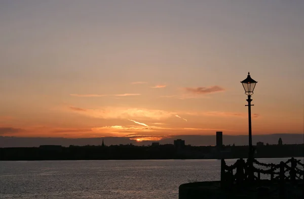 Stara Wiktoriańska Latarnia Uliczna Nabrzeżu Liverpoolu Włącza Się Słońce Zachodzi — Zdjęcie stockowe