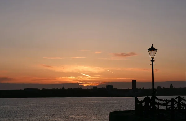Stara Wiktoriańska Latarnia Uliczna Nabrzeżu Liverpoolu Włącza Się Słońce Zachodzi Obrazek Stockowy