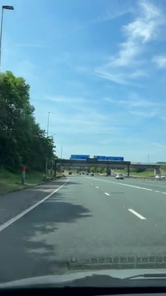 Вертикальное Видео Снято Изнутри Автомобиля Автомагистраль M62 Манчестера Захватывающий Перекрестке — стоковое видео