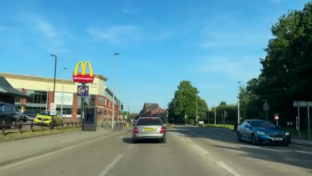 Widok Przednią Szybę Samochodu Jadącego Przez Centrum Walkden Anglia Obok — Wideo stockowe