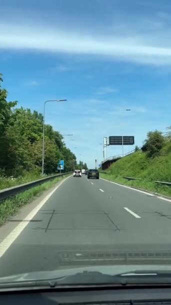 垂直ビデオ 車のダッシュボードビューの運転J11でマンチェスターの環状道路M60高速道路に参加 — ストック動画